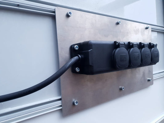 Plaque à visser avec multiprise avec 4 prises noires pour usage extérieur IP44